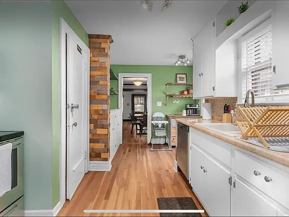 Building Photo - "Charming 3-Bed, 2-Bath Home on Holmes St, Kansas City - Your Cozy Retreat Awaits!"