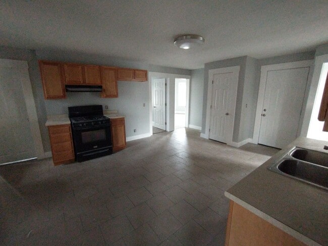 Building Photo - 68 Lyons St