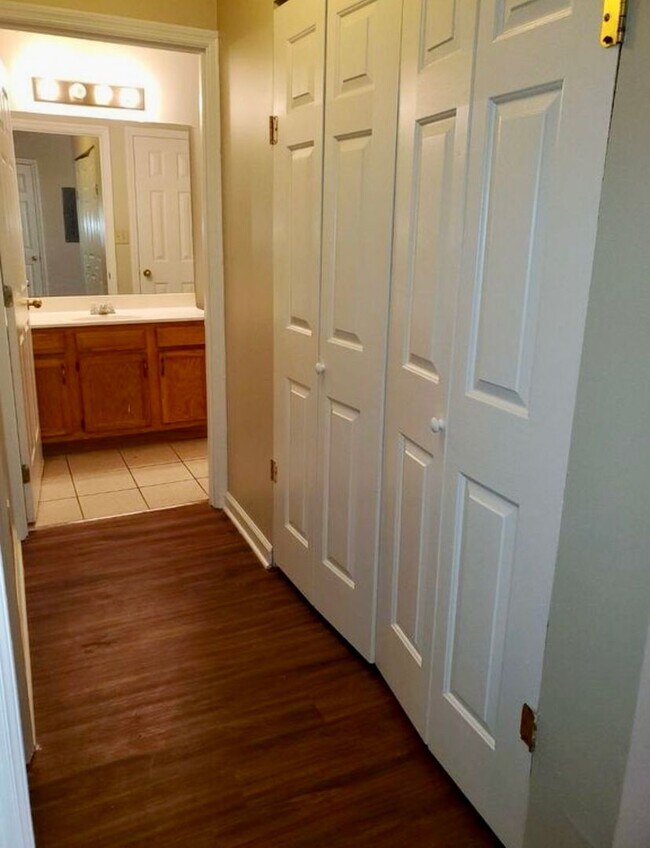 Building Photo - 2 Bedroom Of Richmond Road! ALL ELECTRIC!