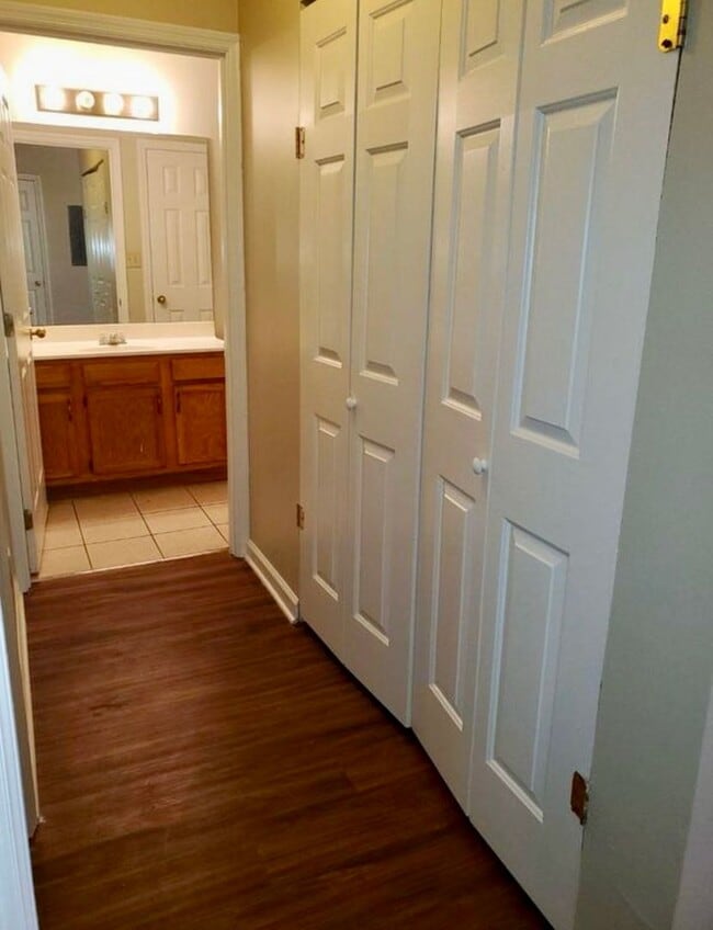 Building Photo - 2 Bedroom Off Richmond Road! ALL ELECTRIC!