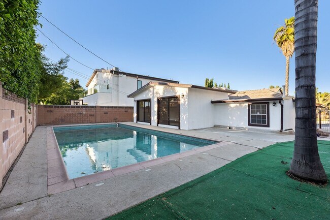 Building Photo - Gorgeous 4-Bedroom Pool Home South of the ...