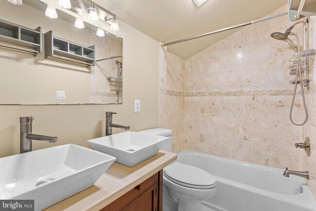 Building Photo - 220 Hollis Alley