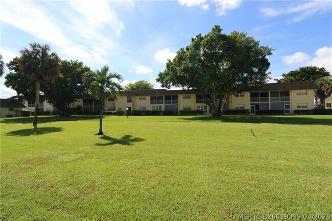 Building Photo - 9915 SW Sandalfoot Blvd