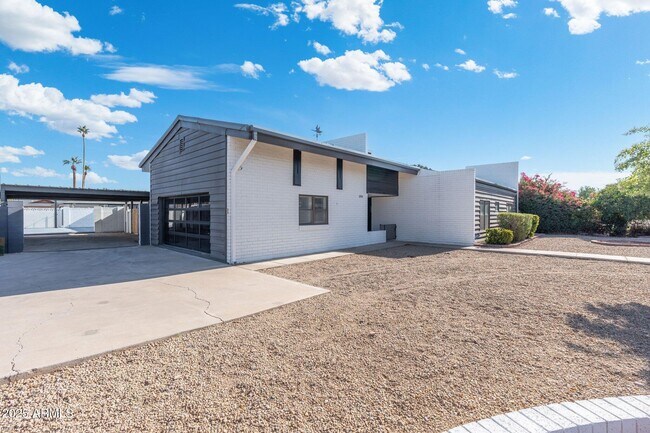 Building Photo - 1759 N Spring Cir