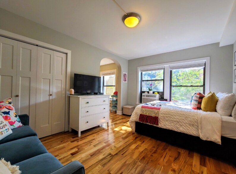 Building Photo - 555 W Arlington Pl