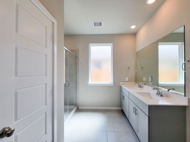 Building Photo - Single-story layout features a bright, open concept living area, dining space, and kitchen. Pebbl...