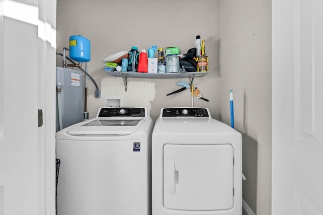 Building Photo - 215 Aster Dr