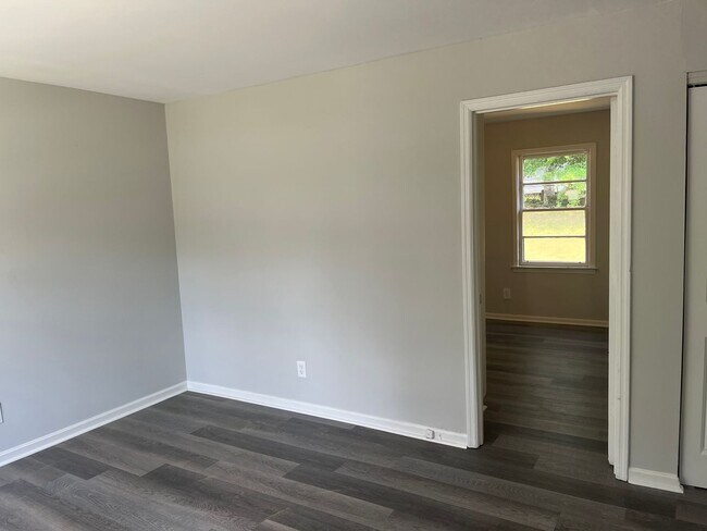 Building Photo - Updated 6bd/3ba w/ Large Backyard in Fores...