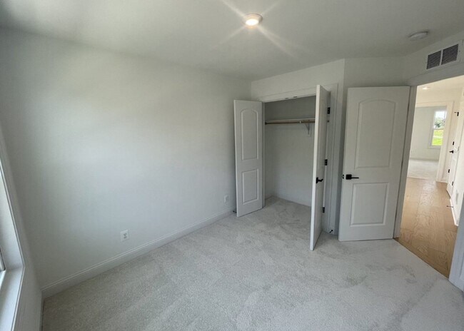 Building Photo - 4008 Varick St