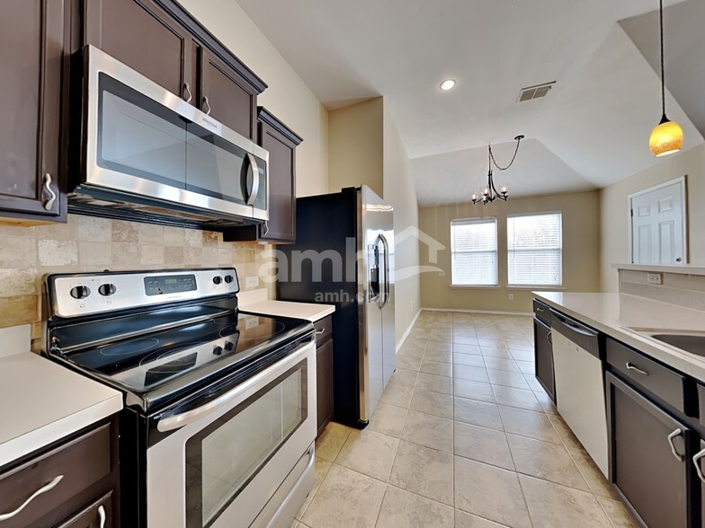 Building Photo - 2020 Fairview Dr