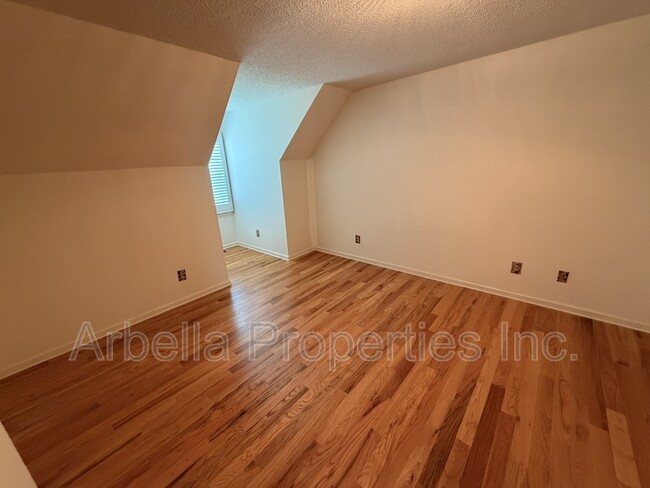 Building Photo - 215 Radford Dr