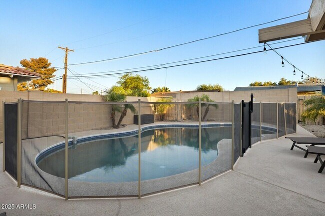 Building Photo - 6419 E Cambridge Ave