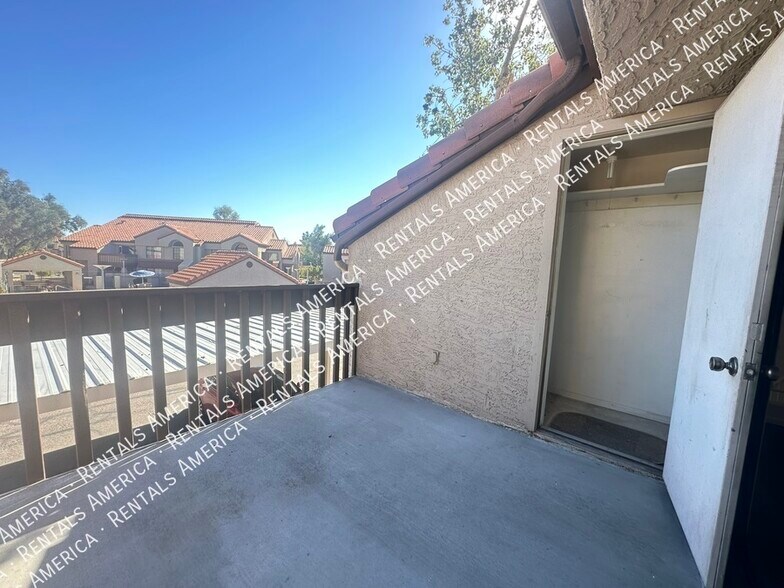 Building Photo - 839 S Westwood