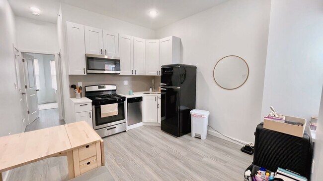 Building Photo - New! Renovated & Modern Apartment