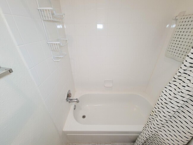 Building Photo - 7119 N Holiday Dr