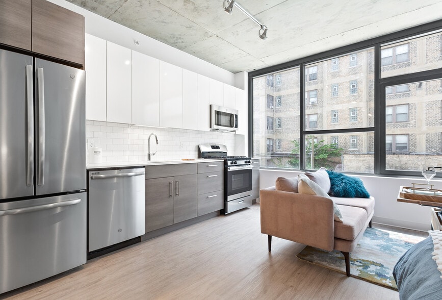 Building Photo - 4550 N Sheridan Rd