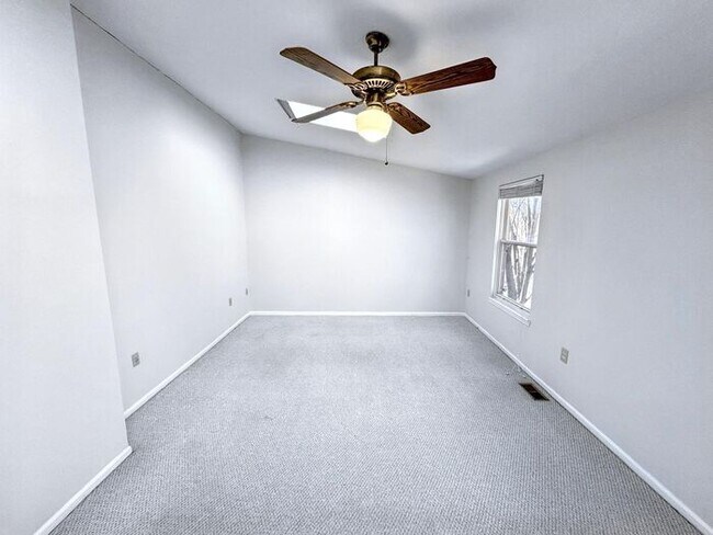 Building Photo - Charming 2-Bedroom Home with Modern Amenit...