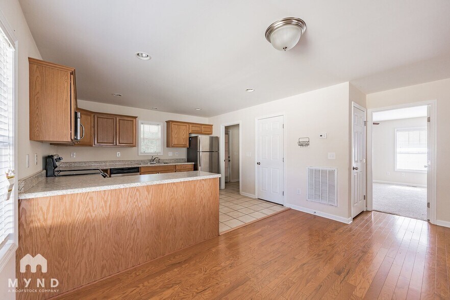 Building Photo - 902 Appleby St NW