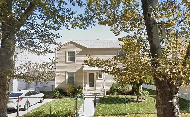 Primary Photo - 682 Jacques St