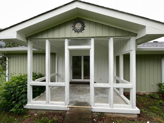 Building Photo - Beautiful Home Large Garage Highly Desired For Rent