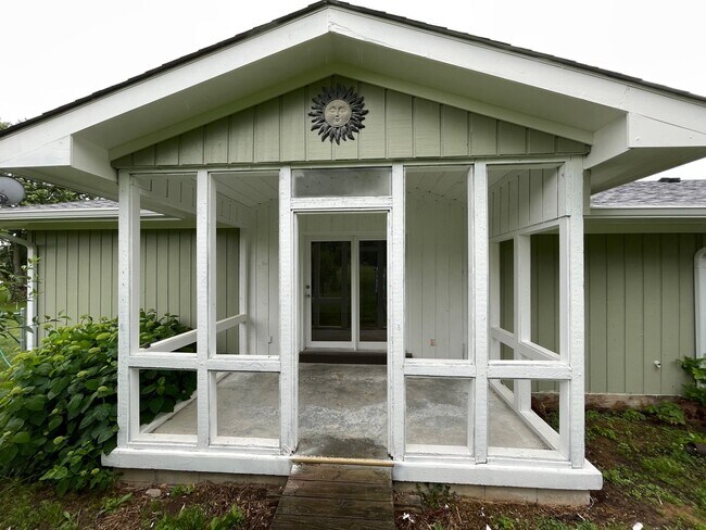 Building Photo - Beautiful Home Large Garage Highly Desired Neighborhood For Rent