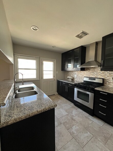 Building Photo - 1632 N Pepper St