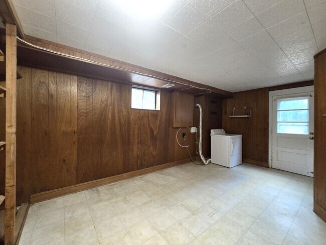 Building Photo - Updated 3BR, 2BA with Screened in Porch in Close in Rockville/Kensington!!