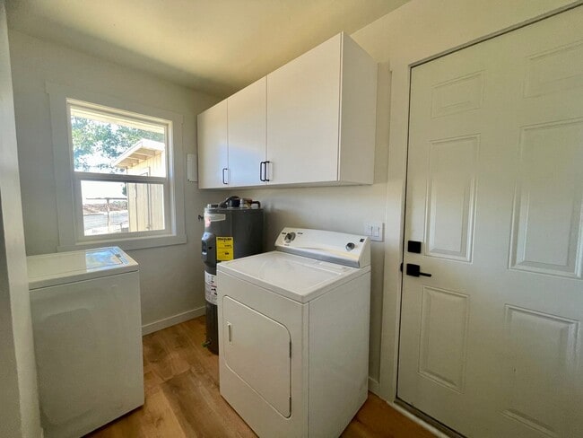 Building Photo - Updated Cottage in Pilot Rock