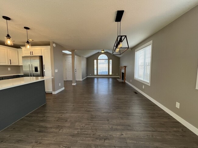 Building Photo - Beautiful Single-Level 3 Bedroom Home with Modern Kitchen and Open Floor Plan