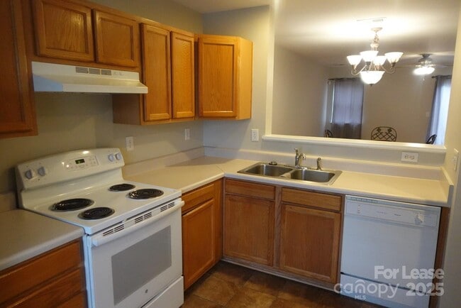 Building Photo - 1725 Forest Side Ln