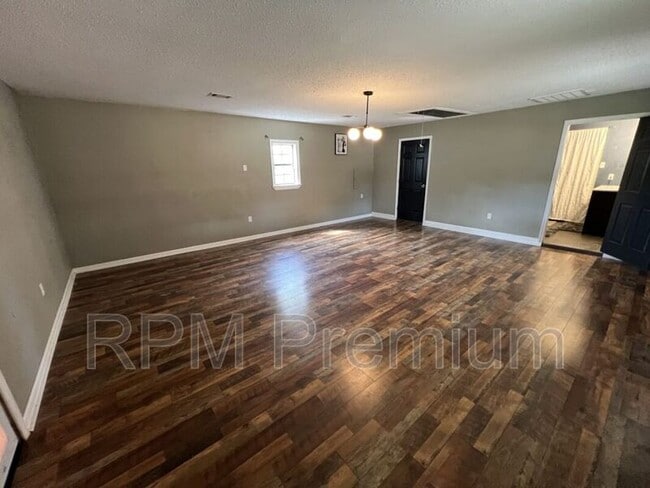 Building Photo - 8725 Fairoaks St