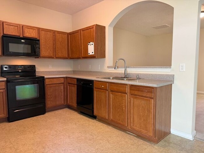 Building Photo - Brentwood - SPACIOUS 3 Bedroom Townhome in Beautiful Neighborhood