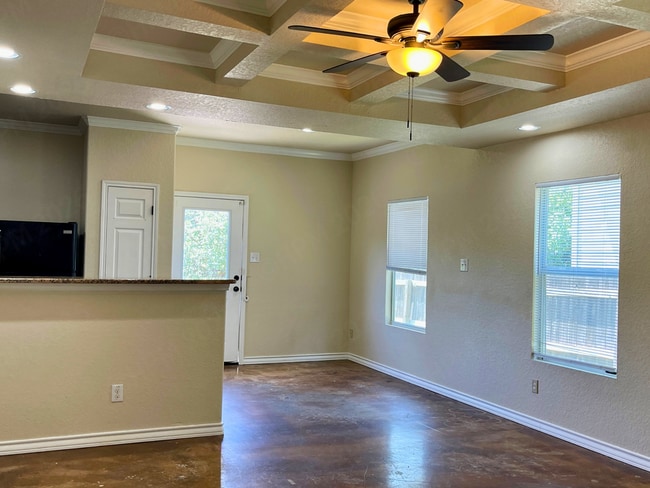Building Photo - Charming 3 Bedroom Townhome Near Medical Center and Ingram Park