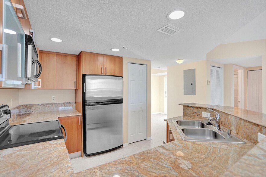 Building Photo - 201 Golden Isles Dr