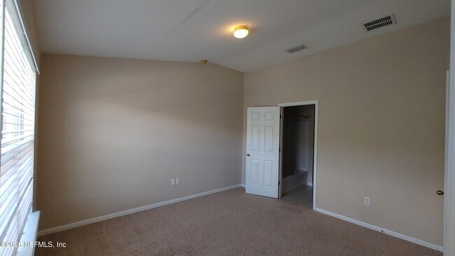 Building Photo - 5976 Pavilion Dr