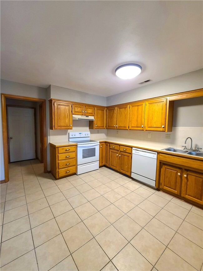 Building Photo - 1020 W Cypress St