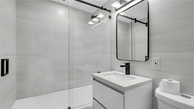 Building Photo - 2413 Gulfstream Ln