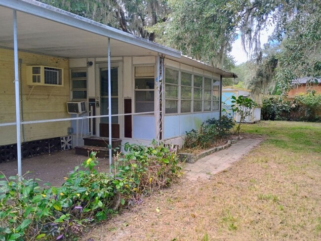 Building Photo - 2 bedroom 1 bathroom with HUGE bonus room