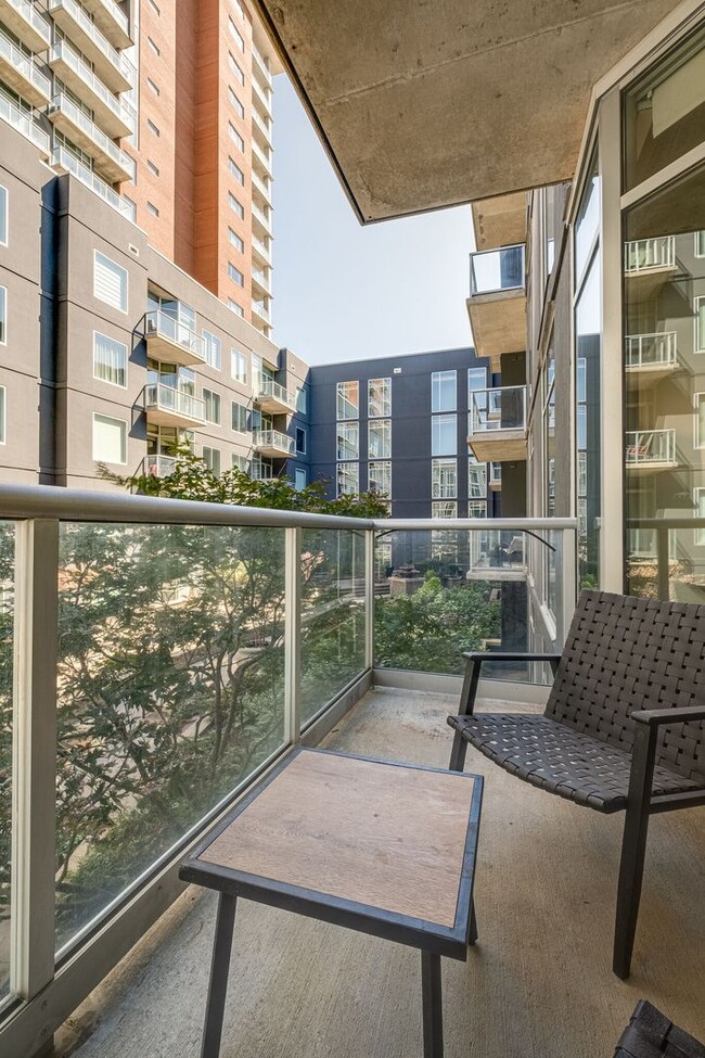 Building Photo - 2 bed, 2 bath Condo in the Gulch with park...