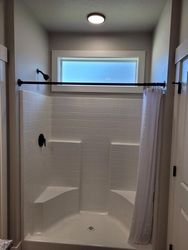 Building Photo - Stunning Townhome In Meridian!