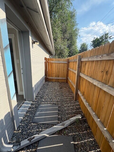 Building Photo - One-Bed Ground Floor Apartment - Edgewater...