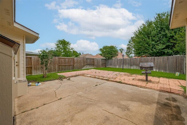 Building Photo - 17215 Stratford Green Dr