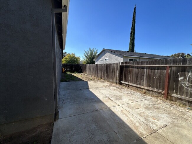 Building Photo - Refreshed 4bed 2bath in Roseville