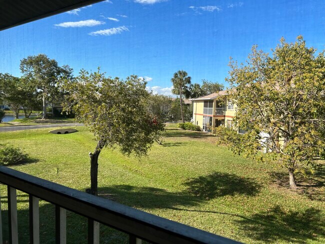 Building Photo - 1562 SE Royal Green Cir