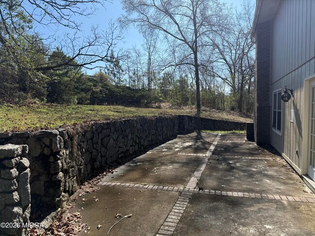 Building Photo - 803 Captain Kell Dr