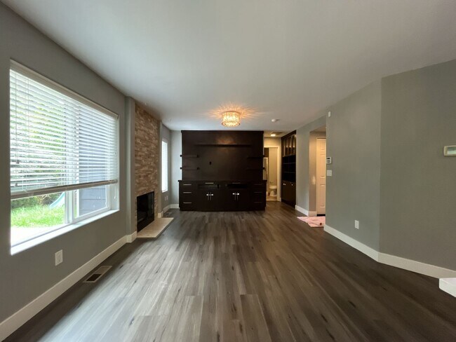 Building Photo - Beautiful 5BD/3BA Home with Soaking Tub, Island Kitchen & Attached 2-Car Garage