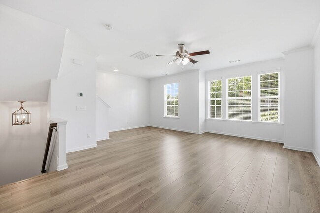 Building Photo - Modern 4BR Townhome with Washer/Dryer & Pet-Friendly Living in Morrisville!
