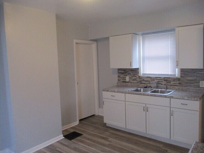 Building Photo - COMING SOON!  Updated 4 Bed 1.5 Bath Middl...