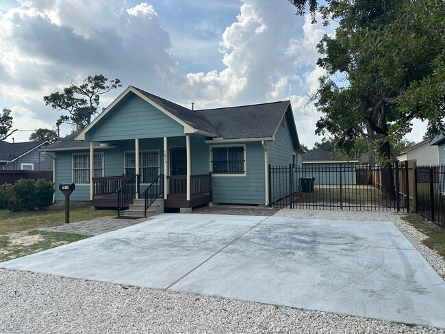 Primary Photo - 7811 Helmers St