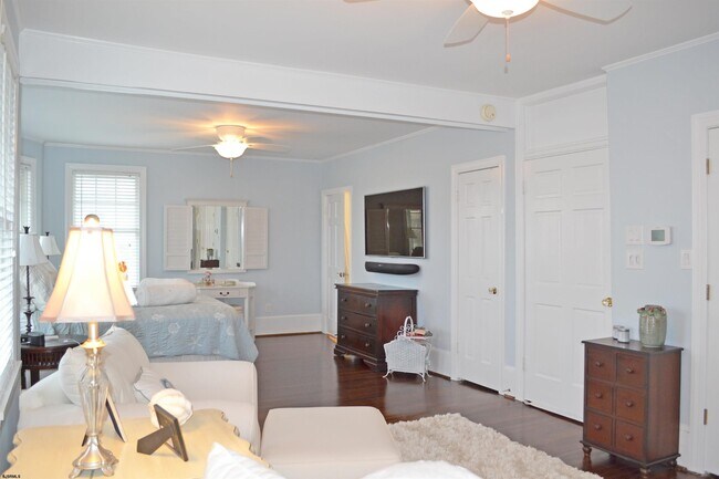 Building Photo - 16 S Somerset Ave